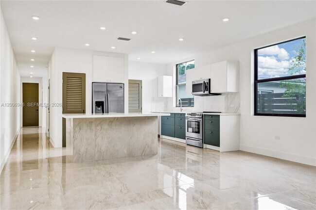 Building Photo - 2887 SW 33rd Ave