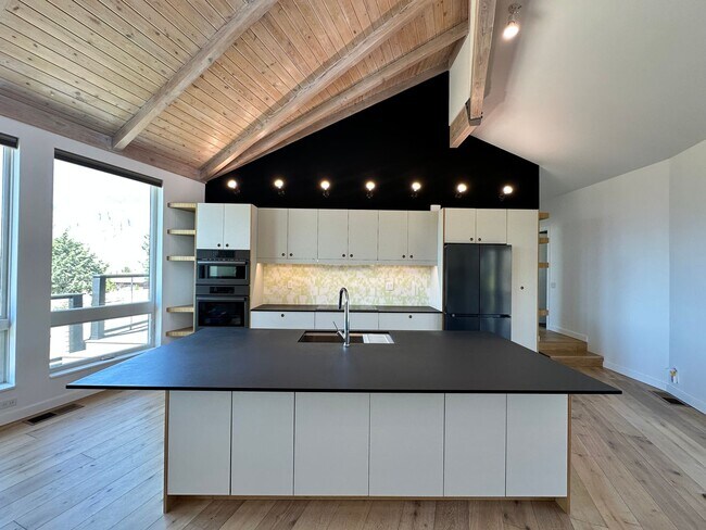 Building Photo - Paradise is the location of this home and ...