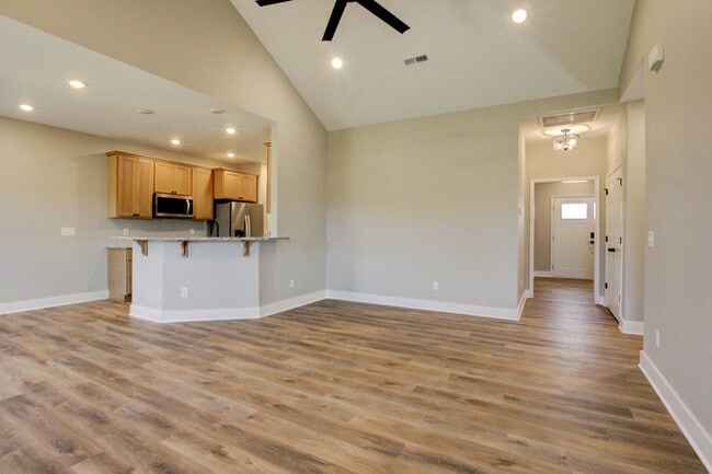 Building Photo - 102 Riverbend Dr