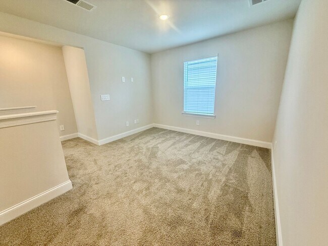 Building Photo - 3 Bed 2.5 Bath House with Garage in Hermitage $2500/mo