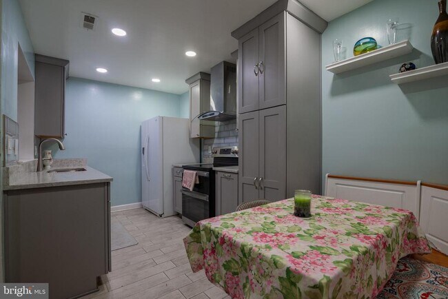 Building Photo - 14624 Monmouth Dr