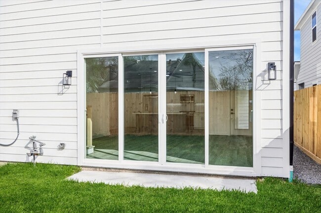 Building Photo - 6644 Lozier St