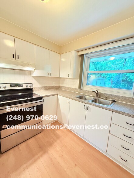 Building Photo - 17252 Sunnybrook Dr