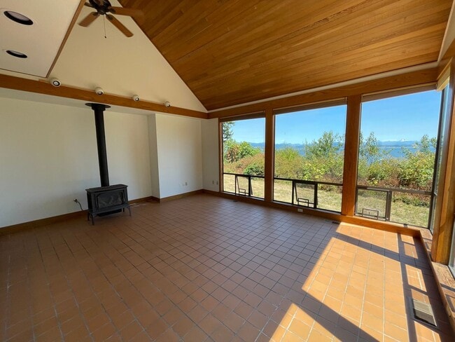 Building Photo - Lovely, Spacious Home with Stunning view o...