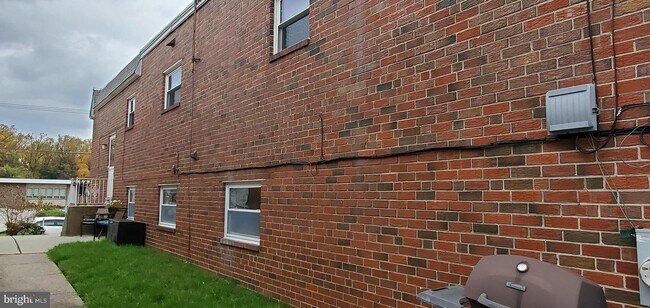 Building Photo - 2170 Strahle St