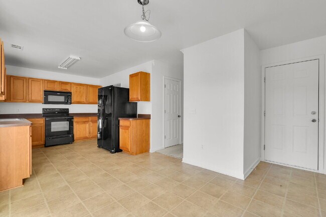 Building Photo - 3 Bedroom 2.5 bath home with 2 car garage located in Shadow Moss