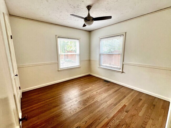 Building Photo - Move-in Ready Brookside Bungalow!