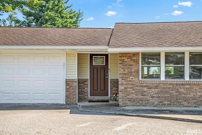 Building Photo - 1744 Parkview Dr