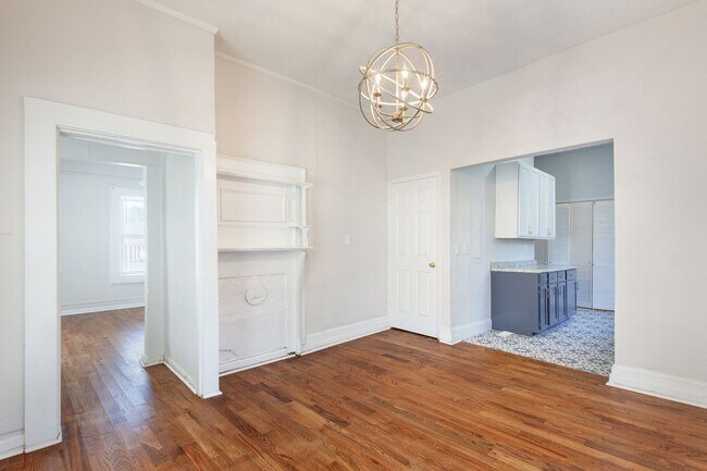 Building Photo - Spacious 3bd/2ba Bungelow w/ Rear Deck and Large Backyard!