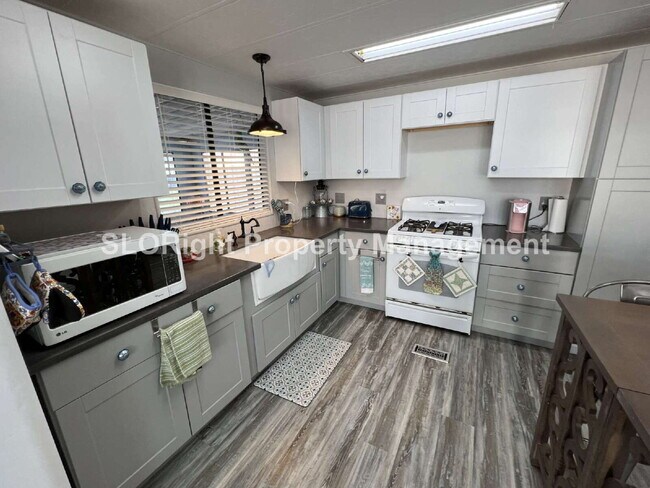 Building Photo - AVAILABLE SEPTEMBER - MOVE IN SPECIAL RATE- 55+ Community - 2 Bed / 2 Bath