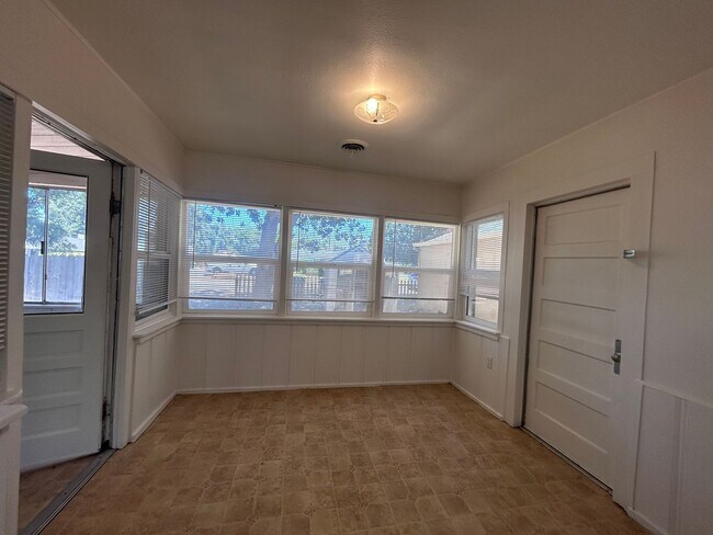 Building Photo - 3bd 1ba