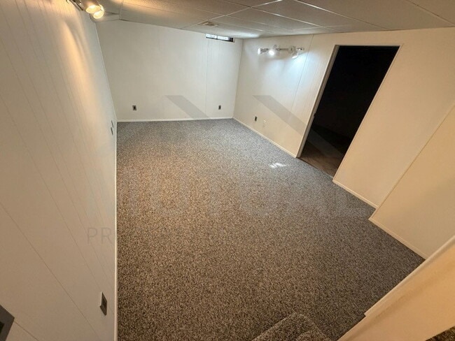 Building Photo - 38926 Country Cir