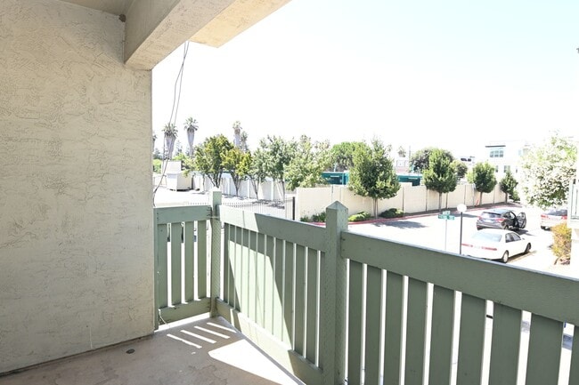 Building Photo - 3850 Meeks Terrace