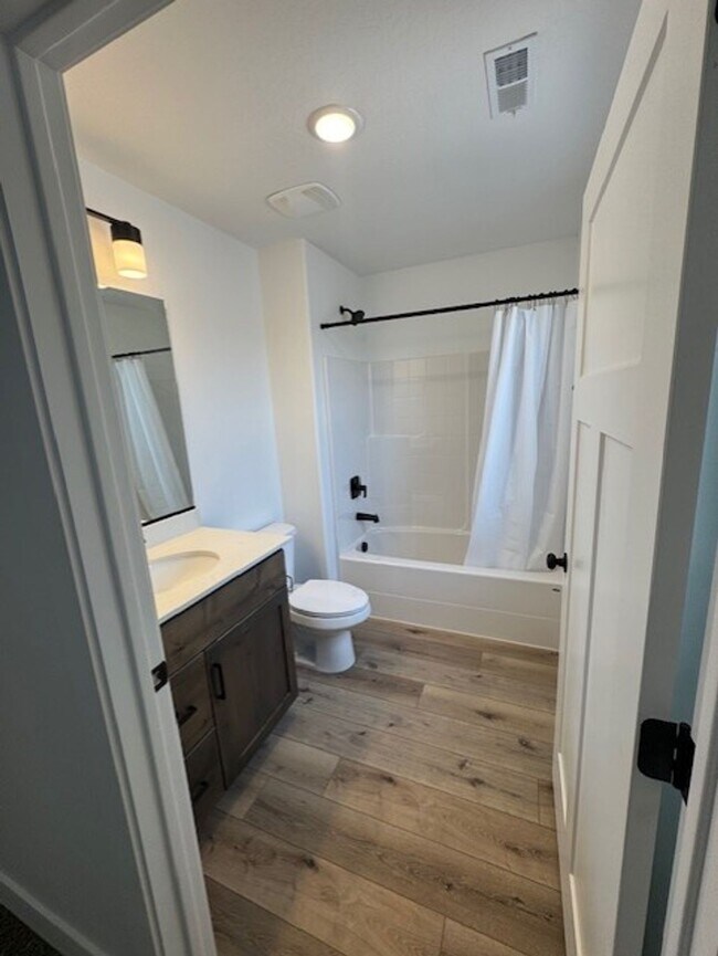 Building Photo - Room for Rent in Two Bedroom Unit