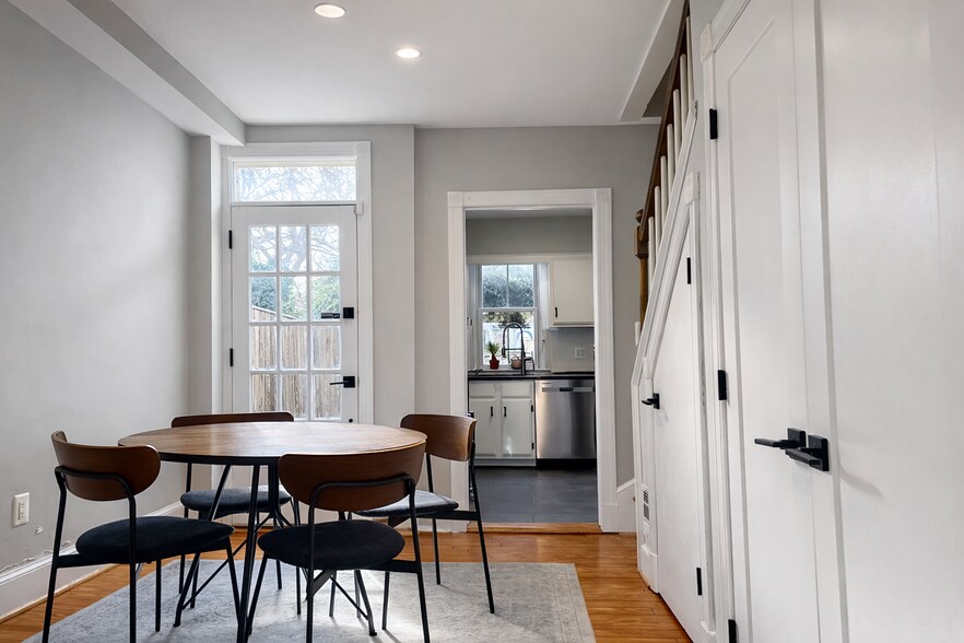 Building Photo - 1215 C St SE