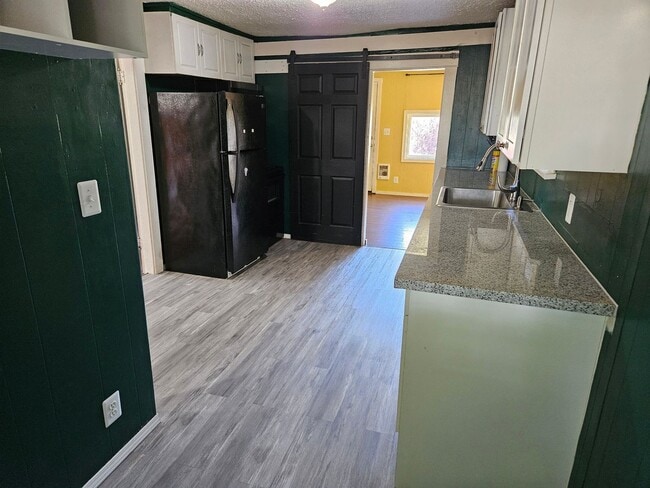 Building Photo - Cute 2-bed house,  Pet Friendly, Central location!