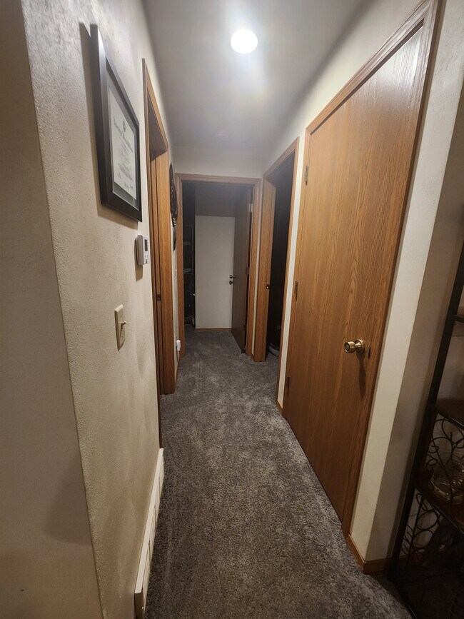 Building Photo - Townhouse (2 bdrm w/ 2.5 car garage, yard,...