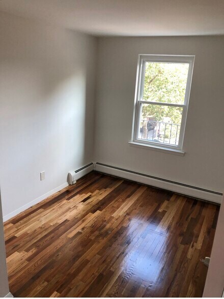 Building Photo - 14911 Roosevelt Ave