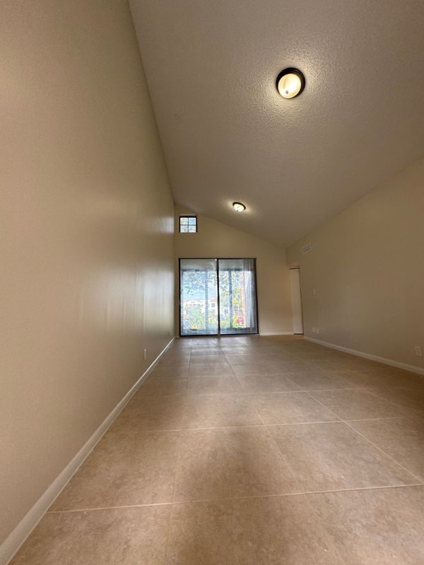 Building Photo - 211 Lake Pointe Dr