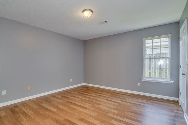 Building Photo - A Classic Act