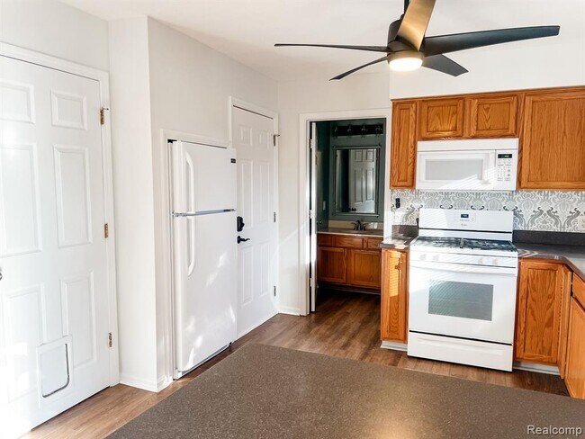 Building Photo - 1104 E Oak Dr