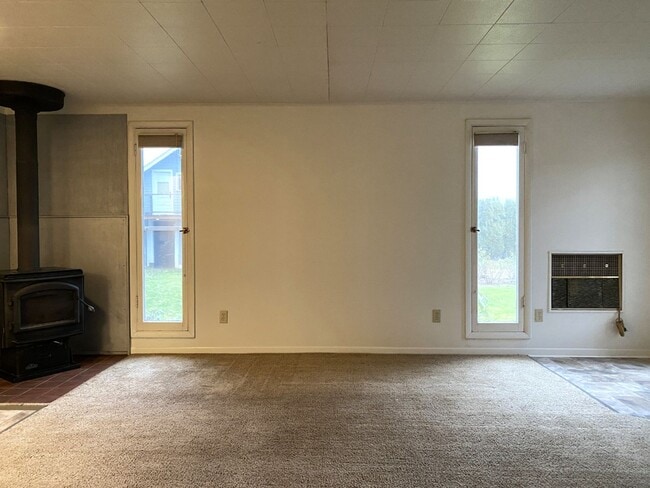 Building Photo - Quaint Hood River Cottage