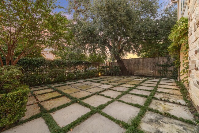 Building Photo - 6008 Park Cir Dr