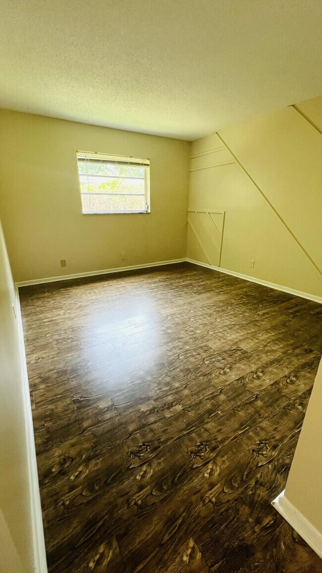 Building Photo - 6831 Eastview Dr