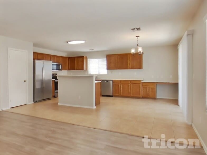 Building Photo - 43714 Cale Dr