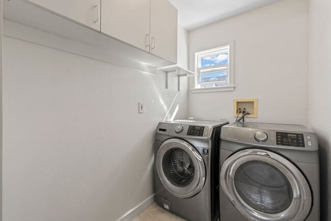 Building Photo - Pet Friendly 3Bd/2Ba Single-Family Home