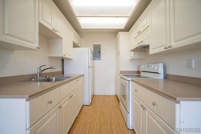 Building Photo - Bright and Cozy 2BR/1BA/1PKG unit in Royal...