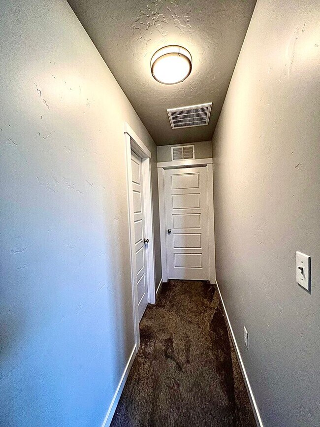 Building Photo - 4 Bedroom 2 bath 3 Car Garage Single Level Meridian.