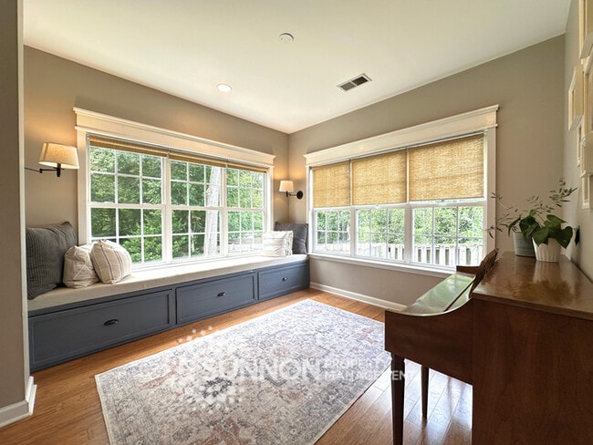 Building Photo - Spacious 3 bed, 2.5 bath with large bonus