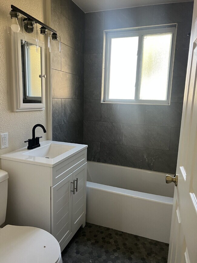 Building Photo - Newly renovated 1 bedroom apartment
