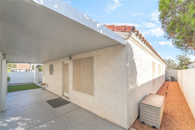 Building Photo - 1855 Vista Pointe Ave