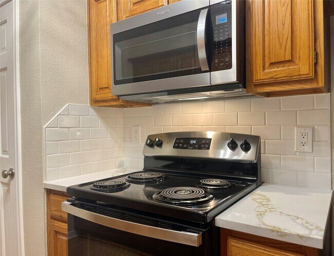 Building Photo - 1311 Antoine Dr