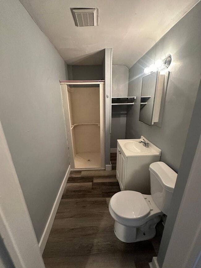 Building Photo - 4 Bed / 2 Bath Sunroom, Updated Kitchen & Spacious Layout!