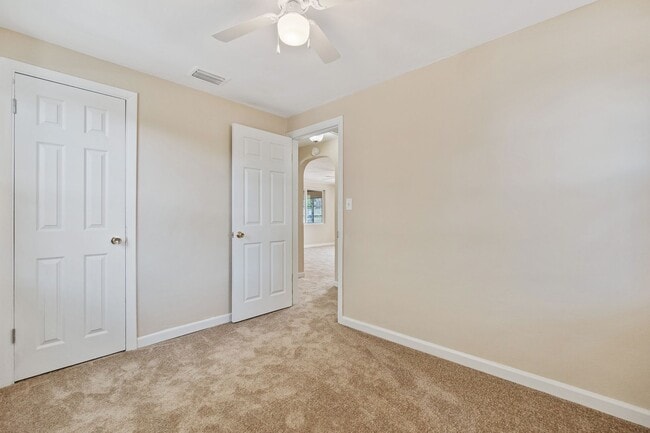 Building Photo - MOVE IN SPECIAL- Charming 2/1 Home w/ Partially Fenced Yard in St. Cloud