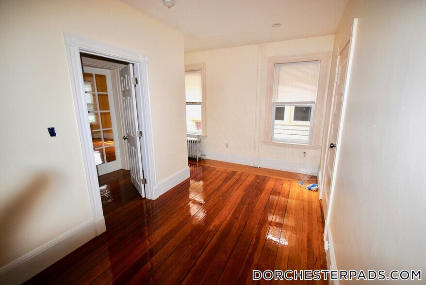 Building Photo - 18 Hinckley St