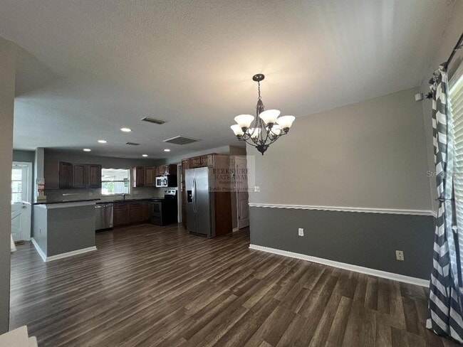 Building Photo - 630 Queens Cir