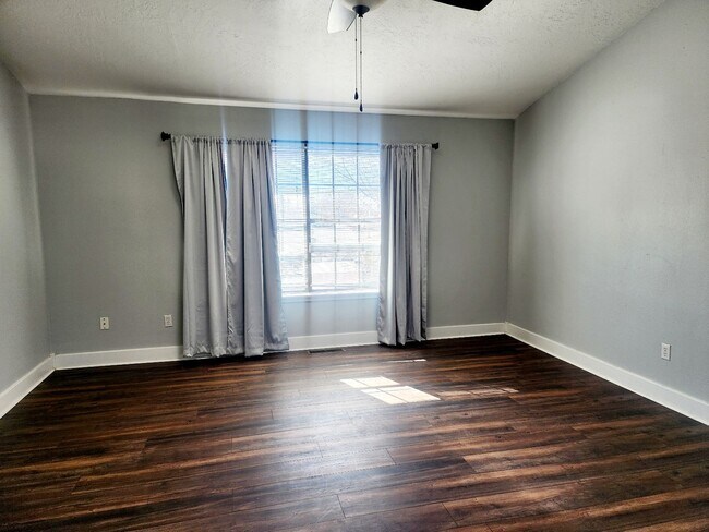 Building Photo - Three Bedroom Charming Neighborhood