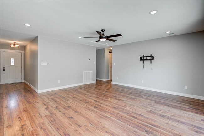Building Photo - 966 Redway Ln