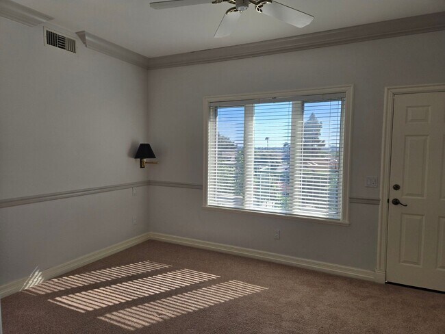 Building Photo - Luxurious home available immediately.