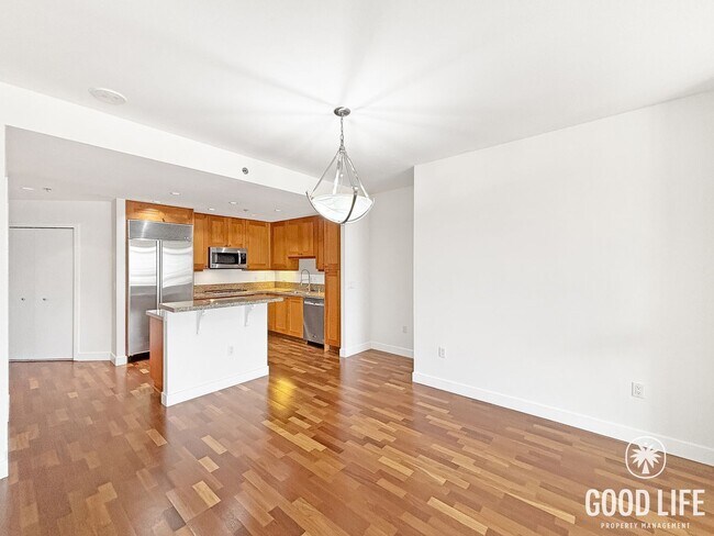 Building Photo - Sophisticated 1BD/2BA Condo in Marina District with City & Bay Views, Office & Resort-Style Ameni...