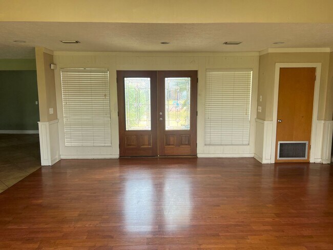 Building Photo - Spectacular 3 bedroom / 2 bath Single Fami...