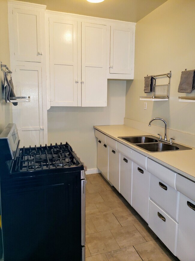 Building Photo - 723 E 3rd St