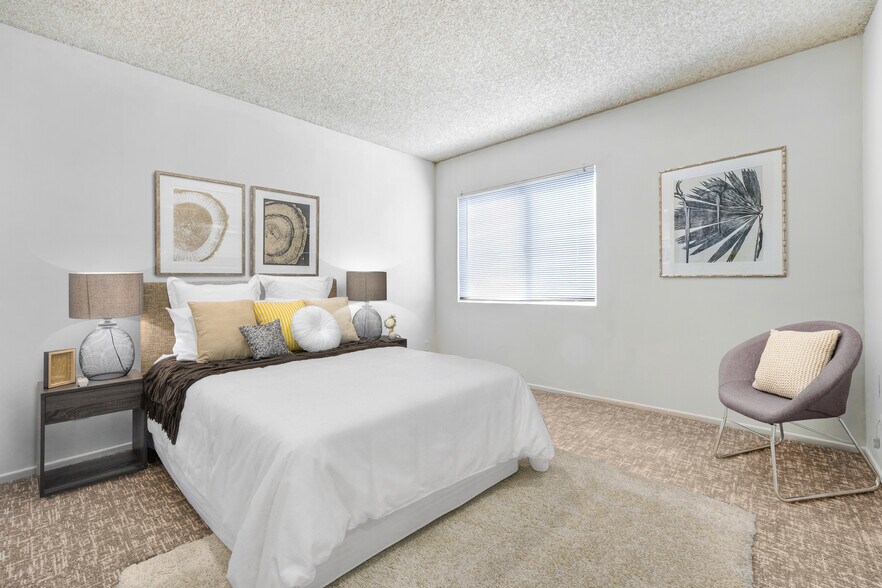 Building Photo - 5460 White Oak Ave