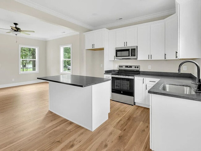 Building Photo - Beautifully renovated 2-bedroom, 2-bathroo...