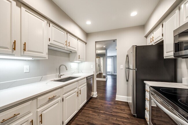 Building Photo - Hard to find Myers Park 2 bed 2 bath 1st floor Gem!