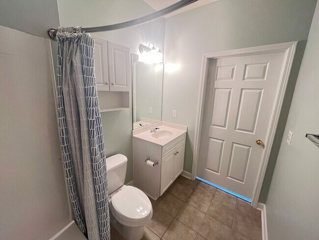 Building Photo - First Floor, 2 Bedroom, 2 Bath Condo with Screened Patio! Community Pool! Available Now!
